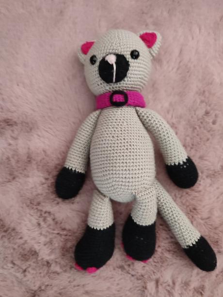 Háčkovaná mačička 35 cm, 