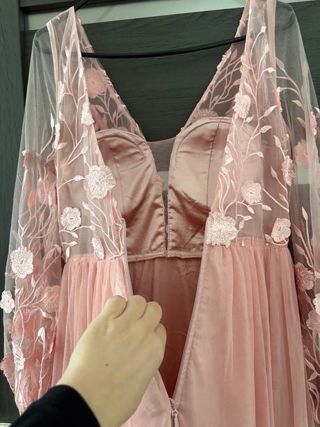 Púdrovo ružové šaty s vyšívanými vzormi a dlhými, m