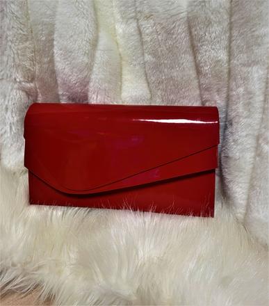 Leskla červená kabelka, 