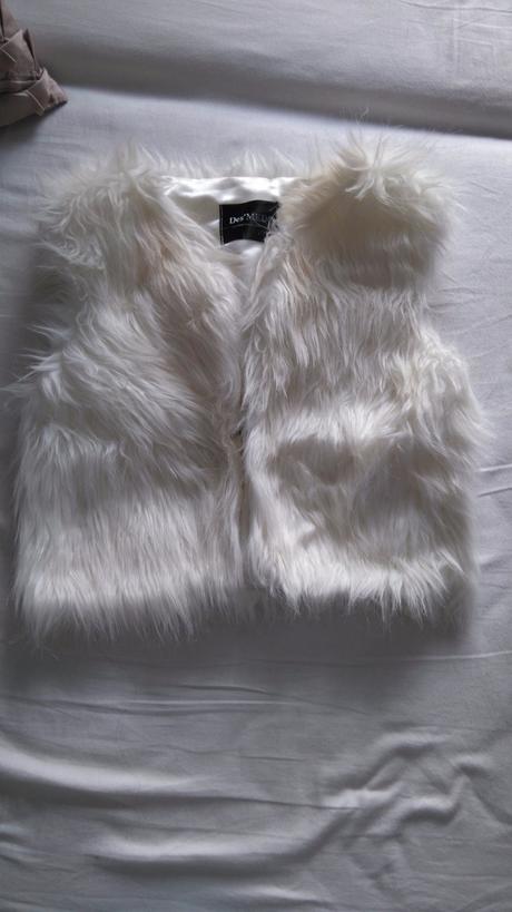 Biela kožušinova vesta,