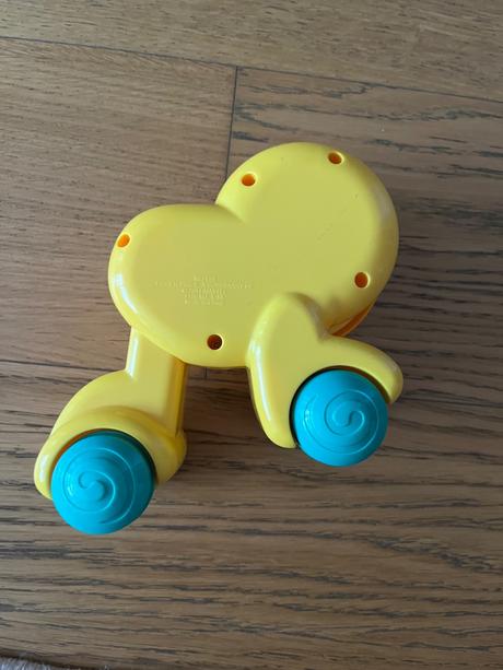 Lev na kolieskach fischer price, 