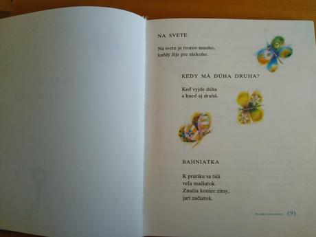 Knižka polička a jej políčka s notami piesní,