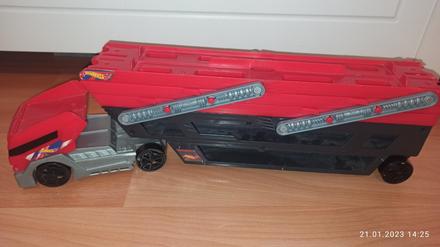Hot wheels ťahač,