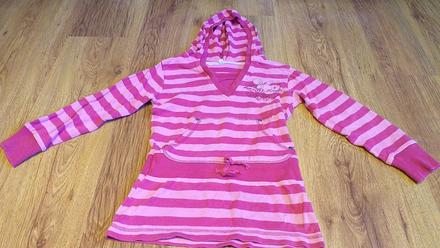 Zaujímavá mikinka, 122