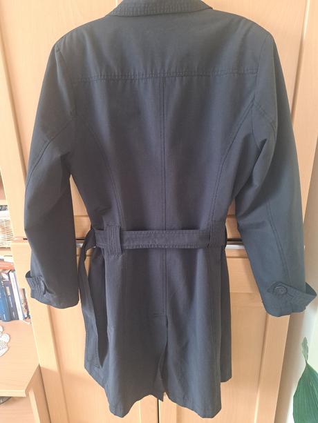 Čierny trenčkot, 40