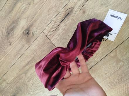 Zamatová čelenka sinequanone, tu