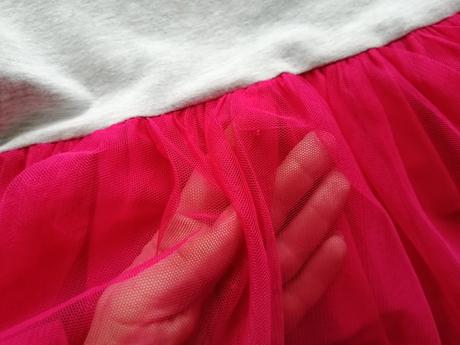 Šaty s tylovou sukničkou a labuťou, 116