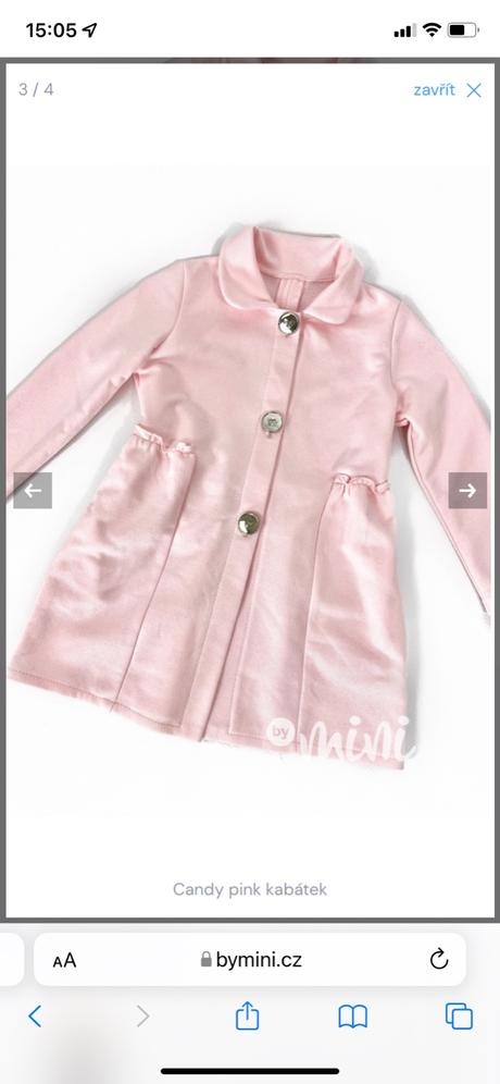 Svetloruzovy kabatik so striebornymi gombikmi, 110