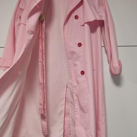 Ružový trenčkot, 38