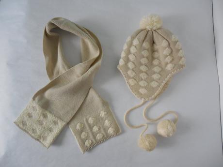 Set čiapka s brnbolcami a šál, 