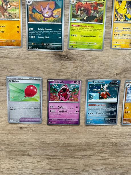 Pikachu kufrík a karty pokémon a lorcana,