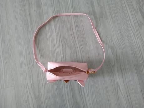 Kabelka zatvárajúca oči, 