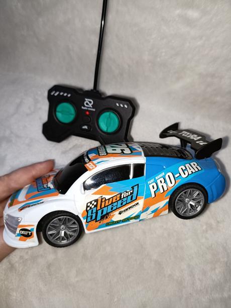 Autíčko na diaľkové ovládanie, 