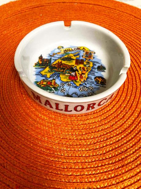 Porcelánový popolník, 