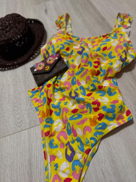 Plavky s volánikmi, l