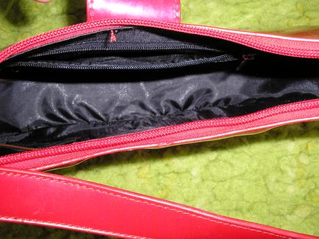 216. červená kabelka,