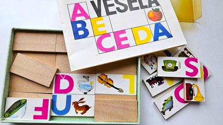Retro drevená skladačka 'veselá abeceda',