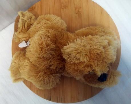 Plyšový hnedý huňatý ležiaci medveď, 28 cm, 