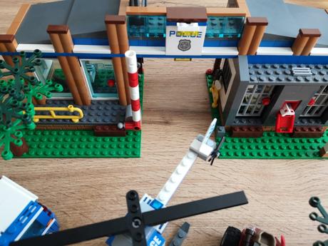 Lego city 4440 policajná stanica v lese,
