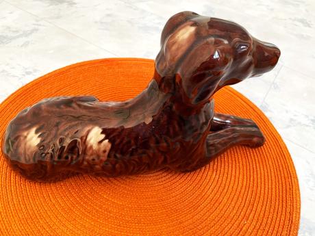 Starožitná socha - porcelánový pes, 