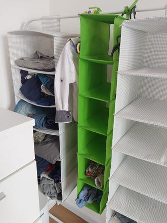 Zavesne latkove policky uzke zelene,