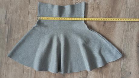 Teplejšia minisukňa xxs, 152