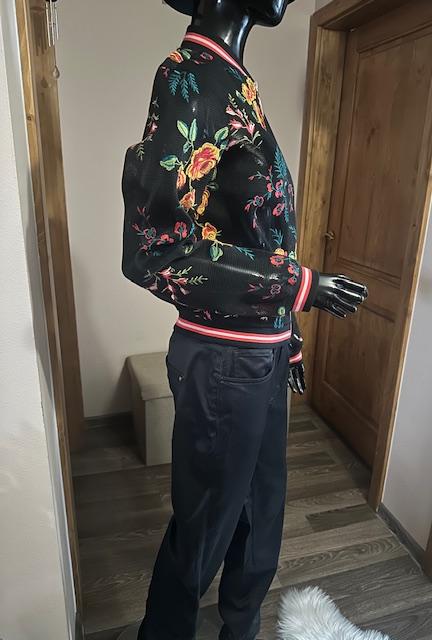 Čierna vyšívaná bombera zn. guess originál, guess,m / s