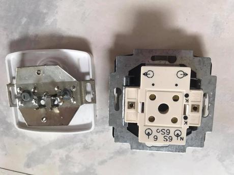 Zásuvky a vypínače,