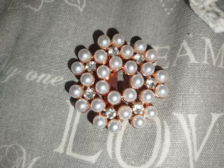 Brošňa s perlami,