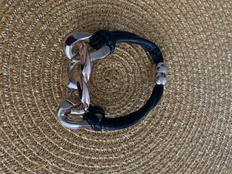 Čierno zlaty naramok, 