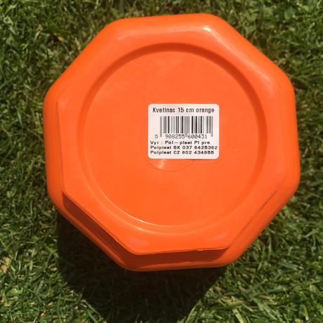Plastový oranžový kvetináč,
