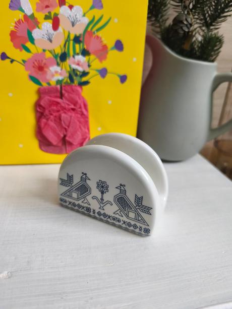 Keramický stojan na malé servítky, 