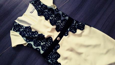 Šaty s modrou krajkou, 38