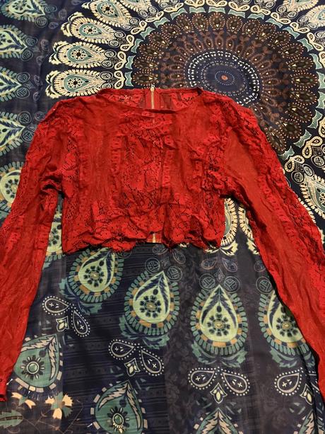 Červený krajkový top, 38