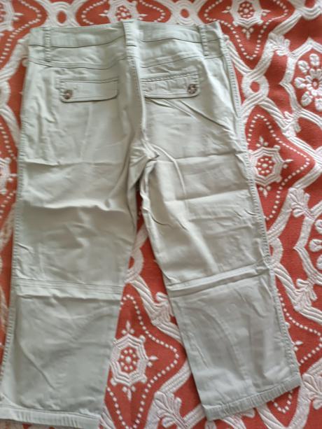 Capri nohavice, 42