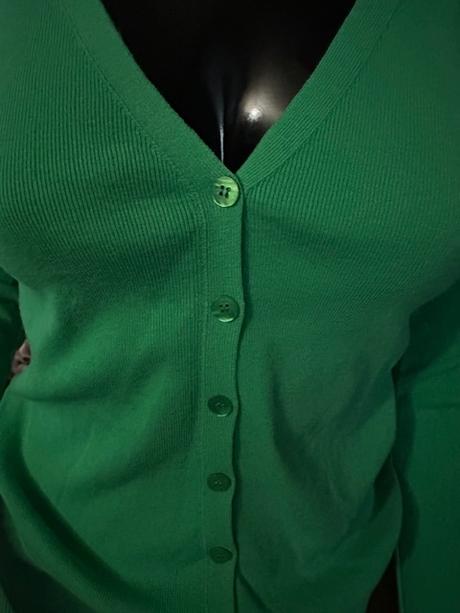 Zelený svetrík s výstrihom do v zn. uc benetton, benetton,m / s