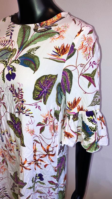 Dámske šaty vzorované s volánovým rukávom, m