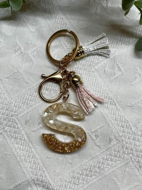 Ručne vyrobené živicové kľúčenky, 