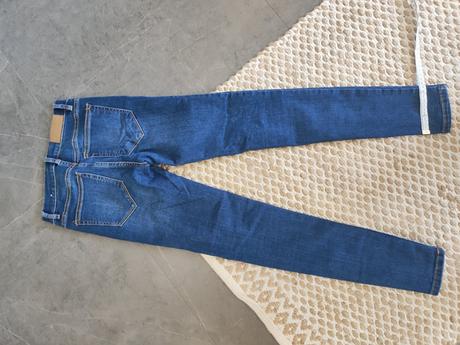 Strečové slim rifle s vysokým pásom, pull&bear,xs