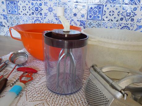 Ručný šľahač, plastové nadoby do kuchyne,, 