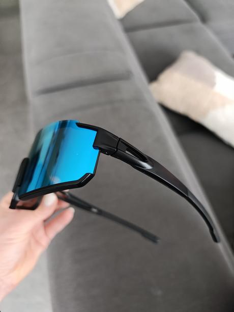 Športové slnečné okuliare azurovo- modré,