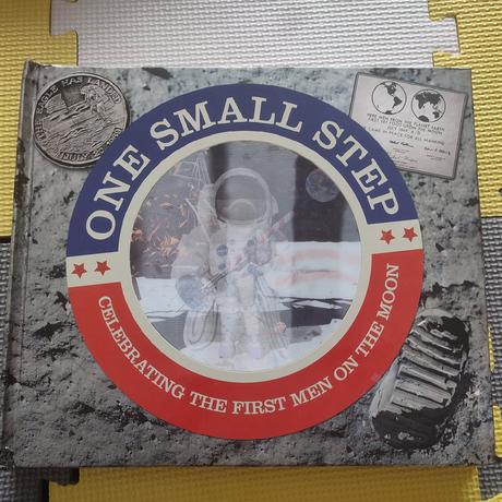 One small step super stav veľmi zaujímava kniha 4b,