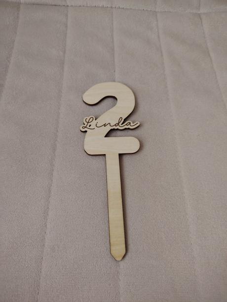 Drevený zápich na tortu na 2 roky s menom linda, 