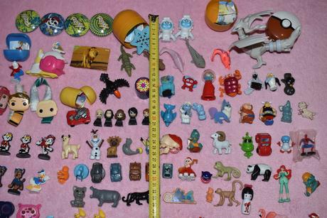 Mix kinder a iné figúrky,