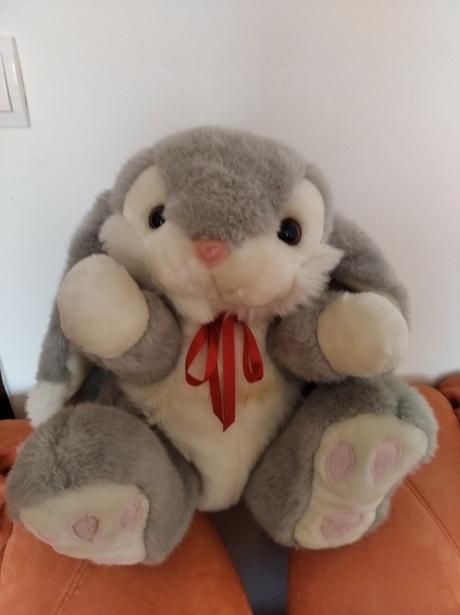 Veľký plyšový zajacik,