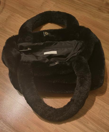 Predám čiernu huňatú tašku, h&m