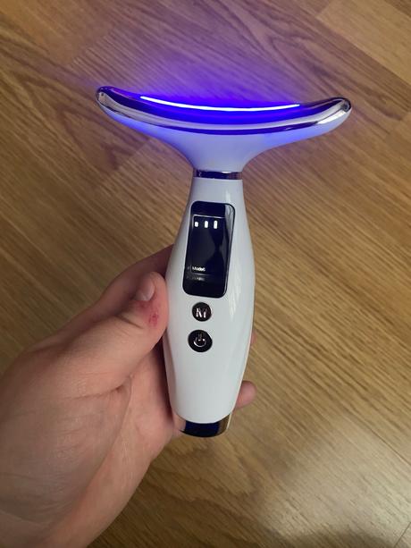 Masážny prístroj na spevnenie tváre a krku, 