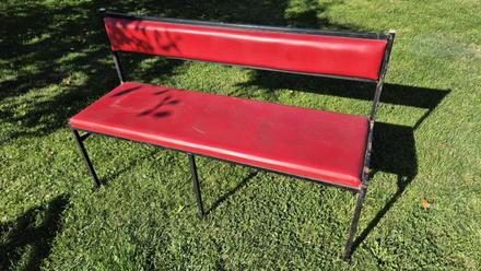Červená kovová lavica,