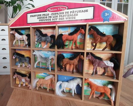 Stajna pre kone a 12 konikov, 