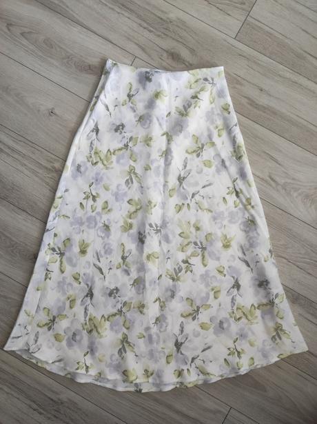 Krásna saténová suknička, reserved,m